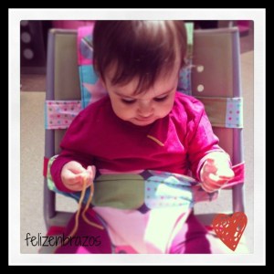 sentada en un centro comercial