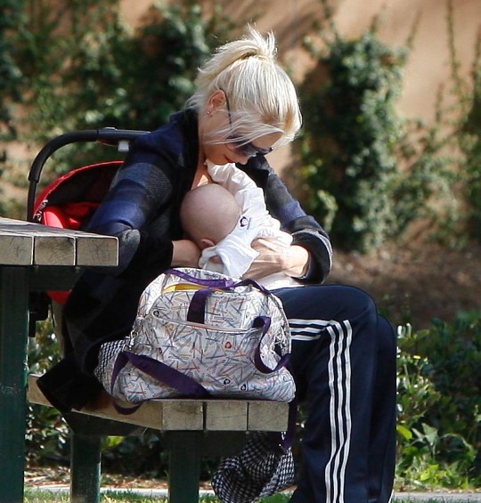 Gwen Stefani y la teta en un parque