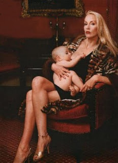 Jerry Hall alimentando a su hijo