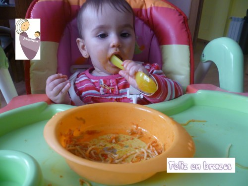Con 11 meses manejaba la cuchara de forma aceptable para comer espaguettis de un plato