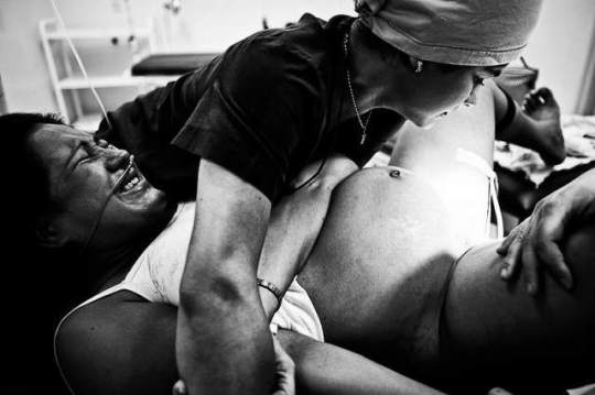 Imagen extraída de http://www.20minutos.es/noticia/2176293/0/campana/stop-maniobra-kristeller/el-parto-es-nuestro/